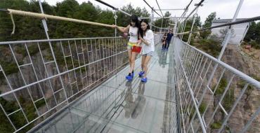 Стеклянные мосты китая Китай трескается стекло